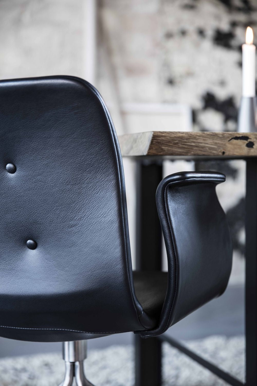 Ohnaná židle Hansen Primum s opěrkami černý otočný rám, kůže Brandy Davo