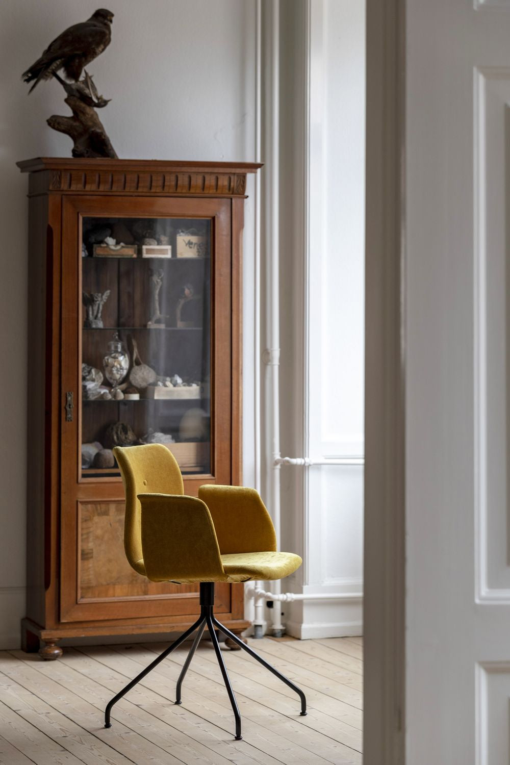 Ohnaná židle Hansen Primum s opěrkami černý otočný rám, kůže Brandy Davo