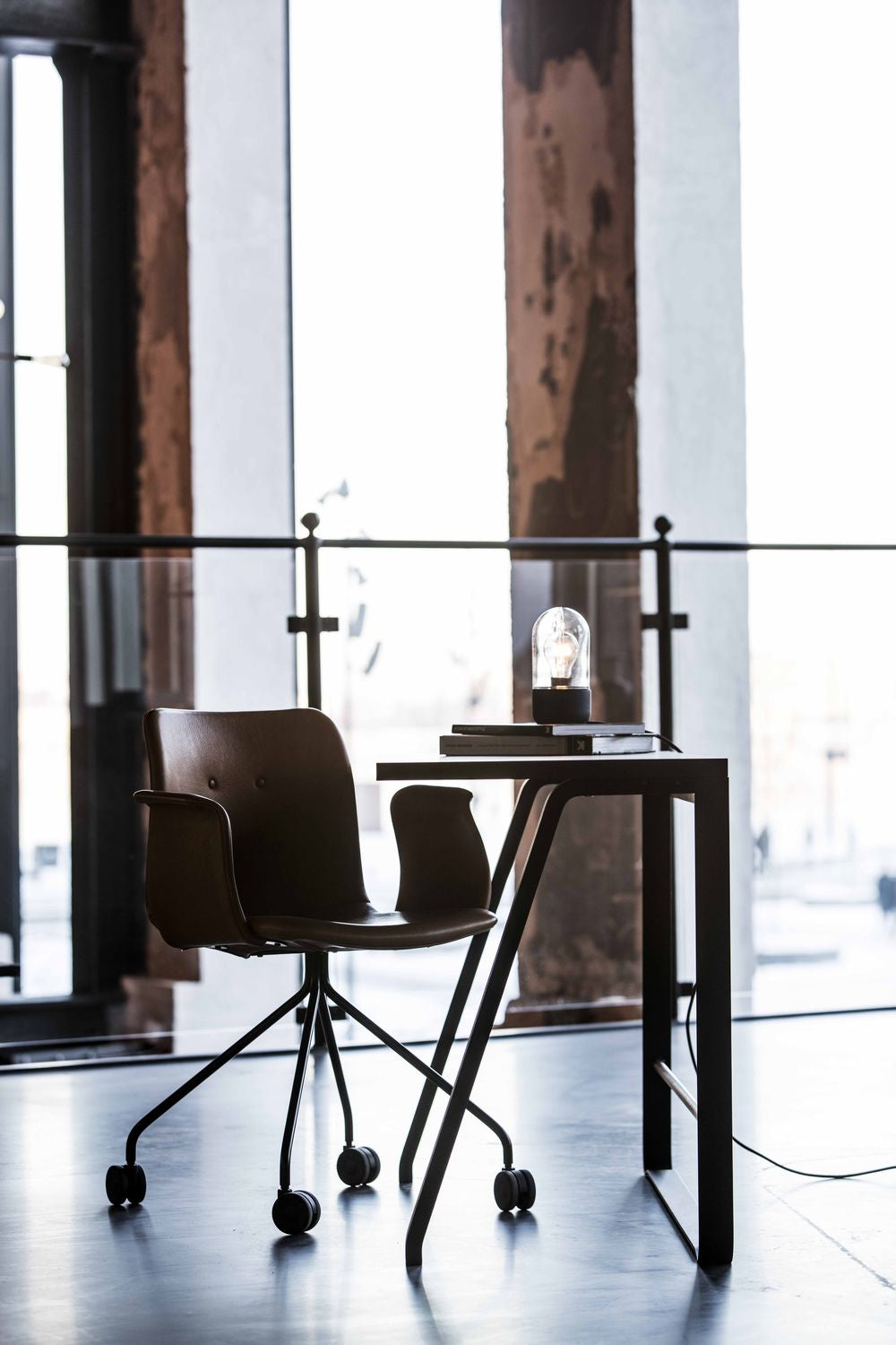 Ohýbená židle Hansen Primum s opěrkami černý otočný rám, koženka Tartufo Davos