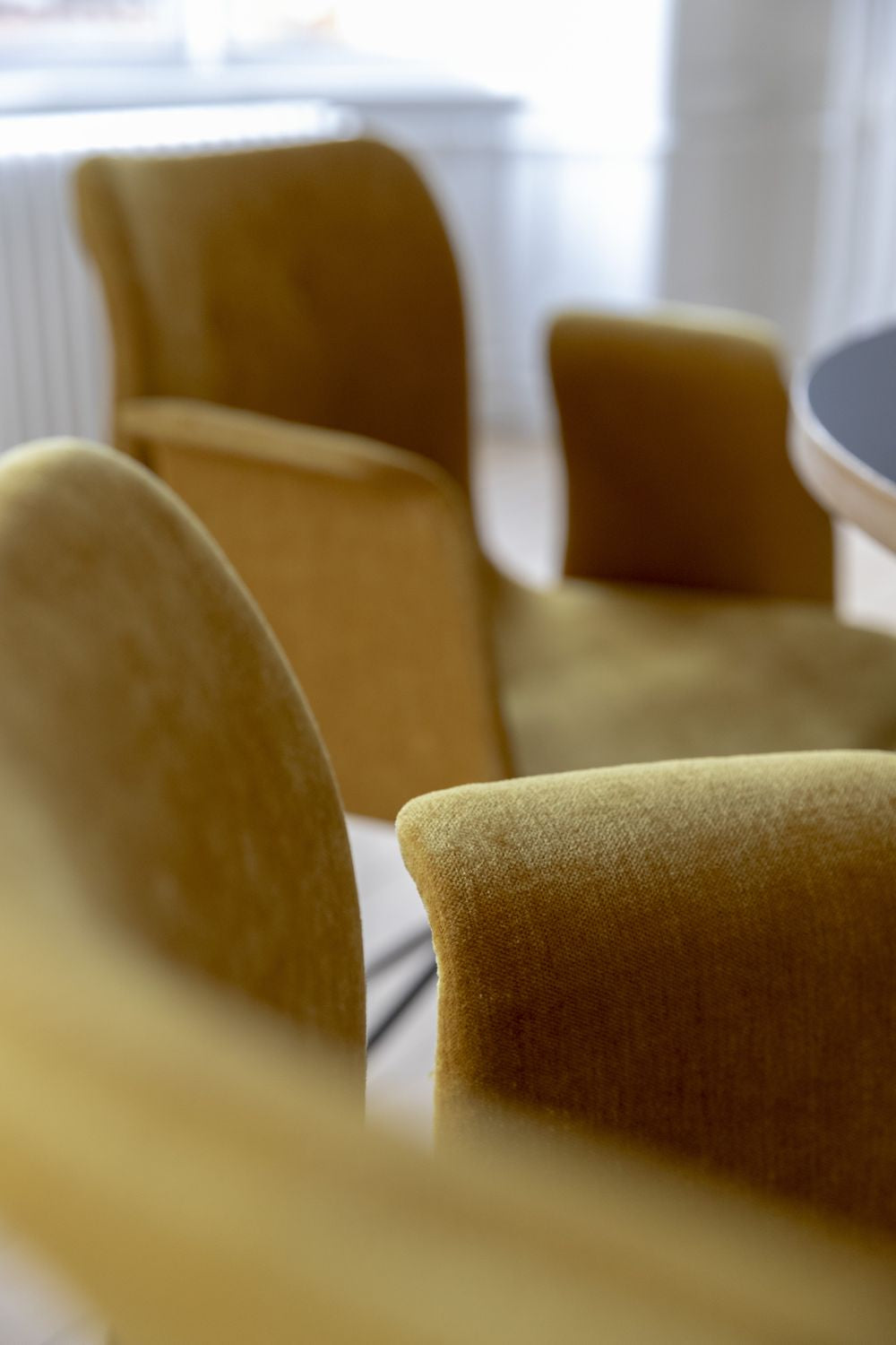 Ohnaná židle Hansen Primum s opěrkami černá pevná rám, Tartufo Davos kůže