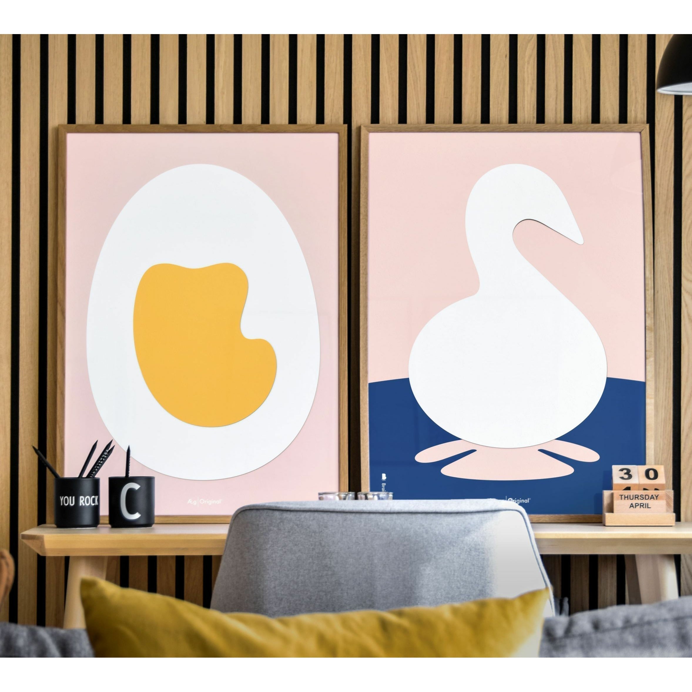 Brainchild Egg Paper Clip Poster, Frame Made Of Dark Wood 50x70 Cm, Pink Background