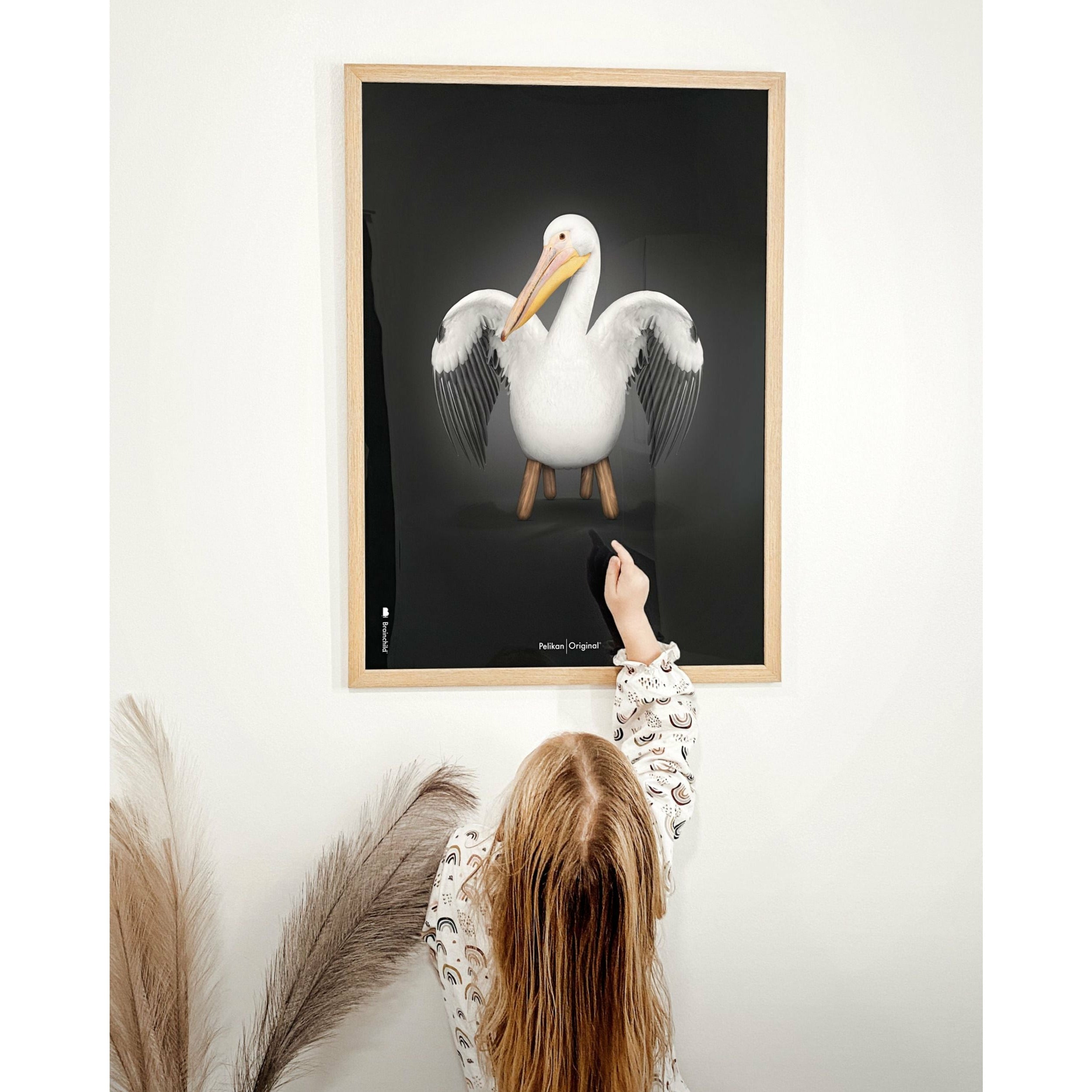 Klasický plakát pelikan mozek, tmavý dřevěný rám A5, černé pozadí