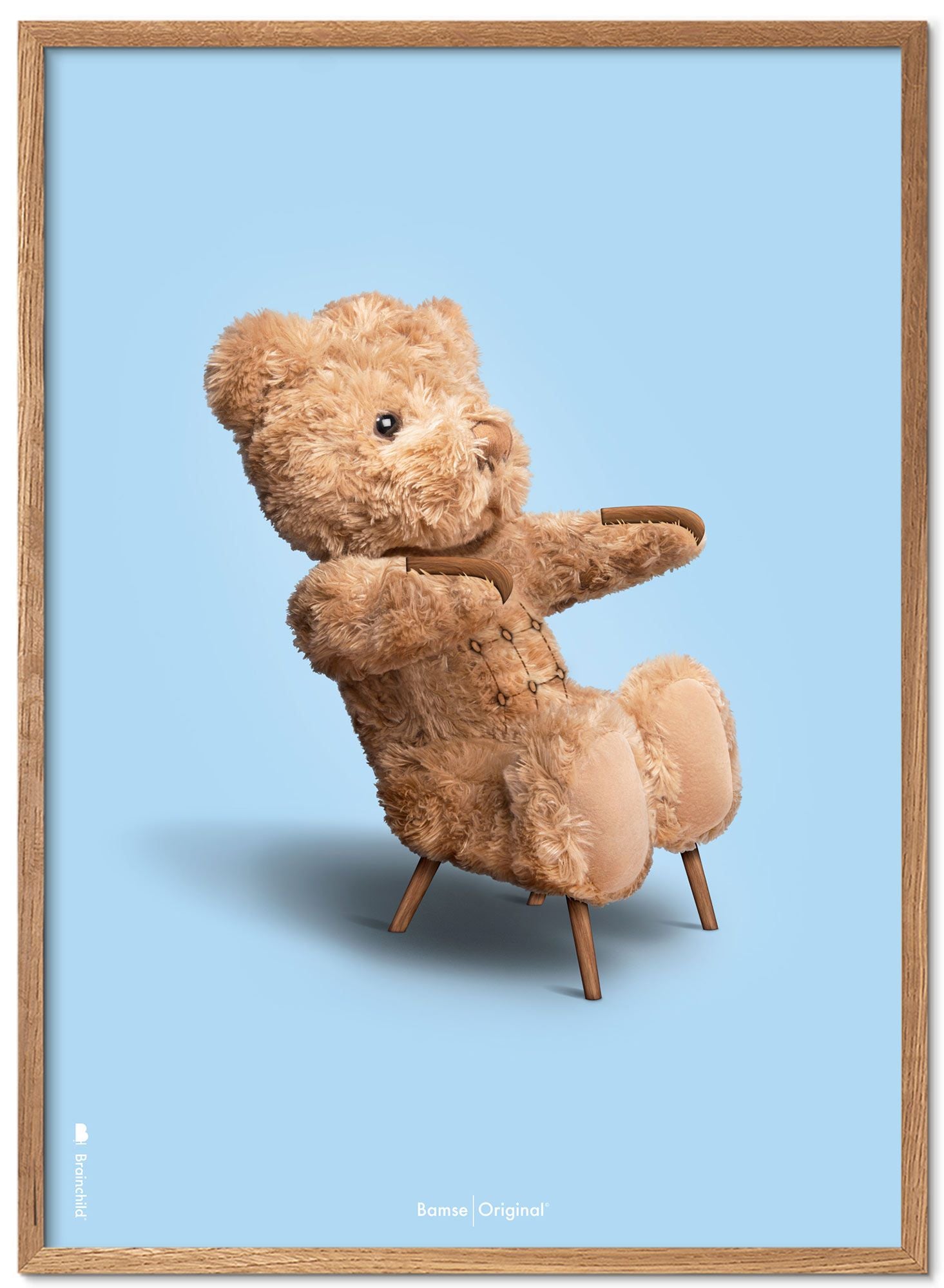 Brainchild Teddy Bear Classic plakát z plakátu vyrobený z světla dřeva Ramme 50x70 cm, světle modré pozadí
