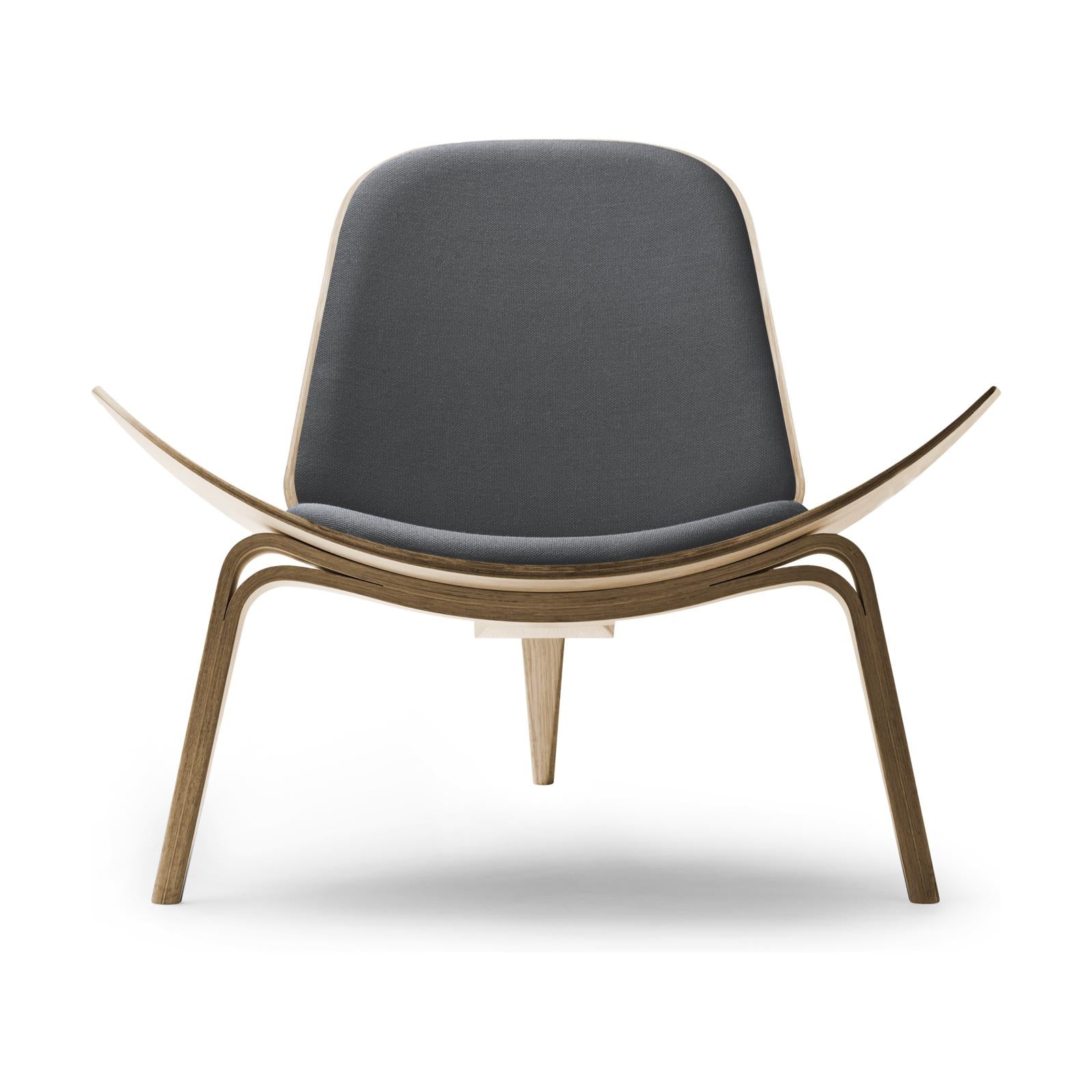 Shell židle Carl Hansen CH07, naolejovaný dub/tmavě šedá textilie Fiord 171