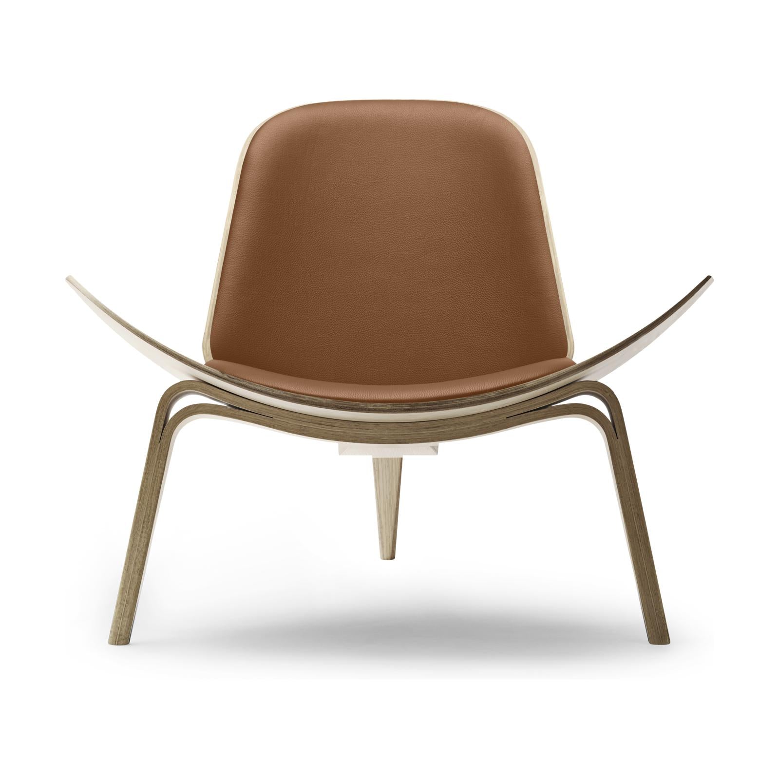 Shell židle Carl Hansen CH07, bílá naolejovaná dubová/hnědá kůže Thor 307