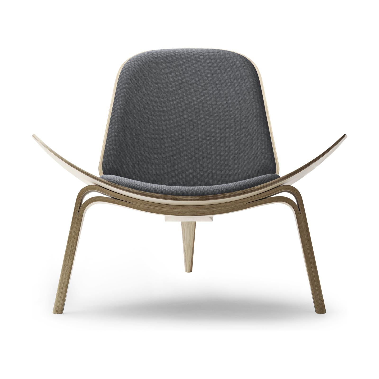 Shell židle Carl Hansen CH07, bílá naolejovaná dubová/tmavě šedá látka