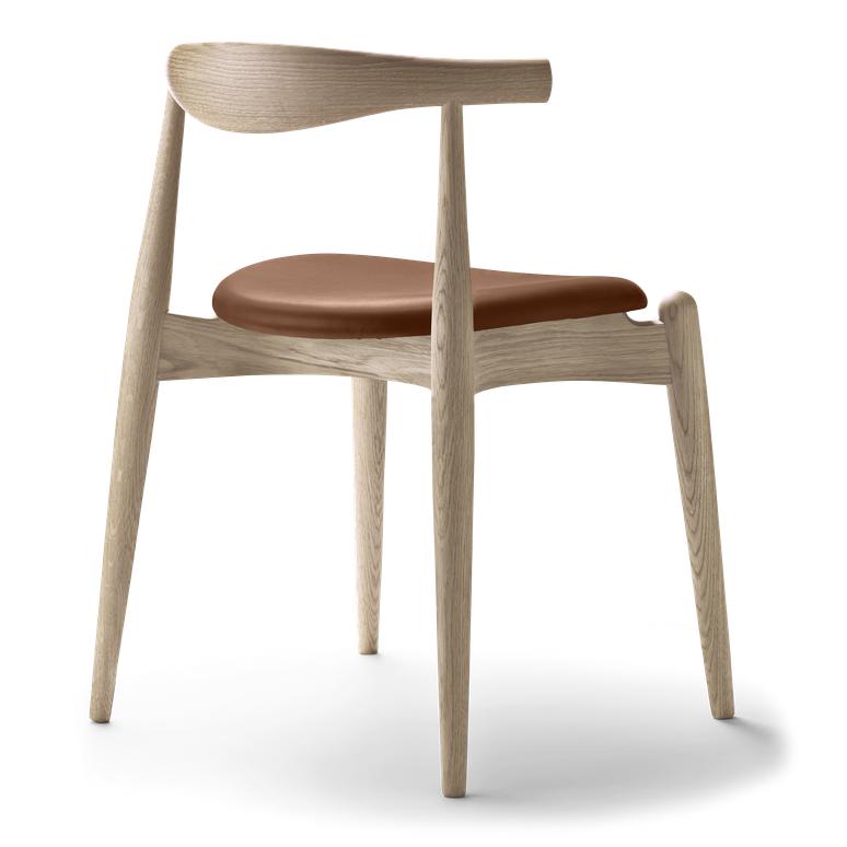 Loketní židle Carl Hansen CH20, dubová/hnědá kůže