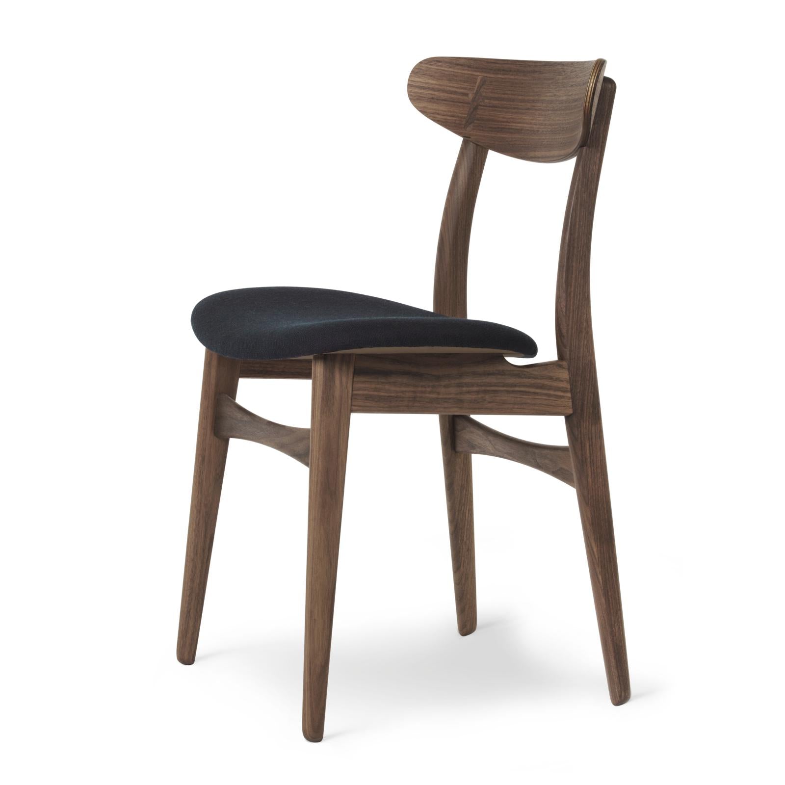 Židle Carl Hansen CH30P, naolejovaný ořech, černá látka