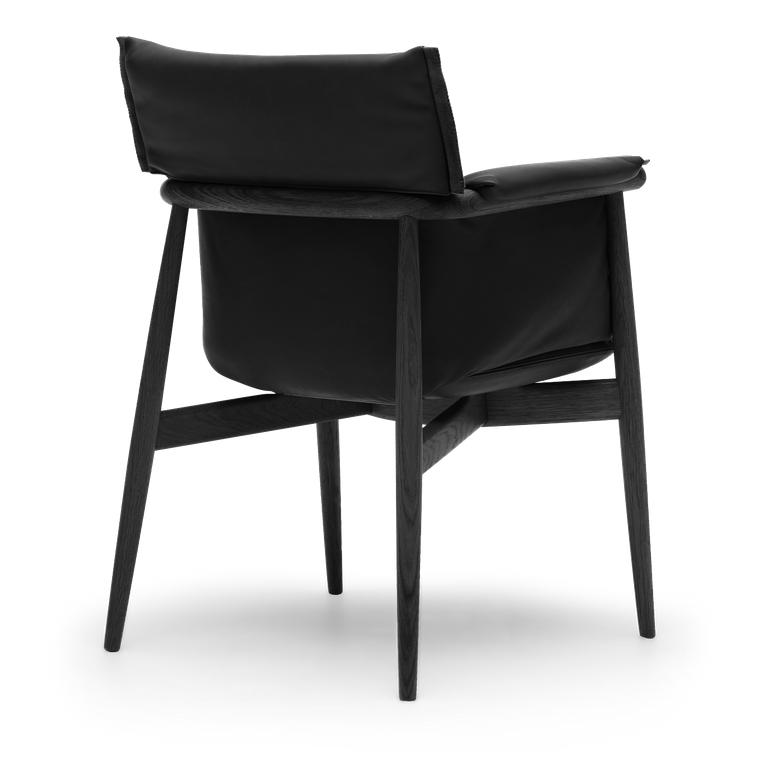Objetí židle Carl Hansen E005, barevná dubová/černá kůže