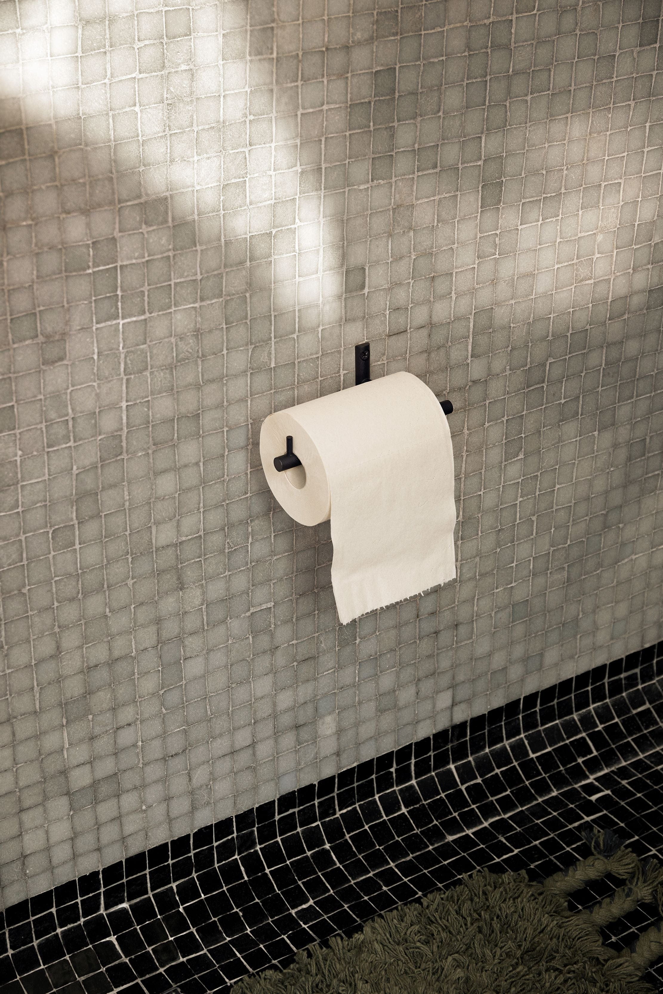 Ferm Living Dora Toalet Paper Holder B: 14,3 cm, černá
