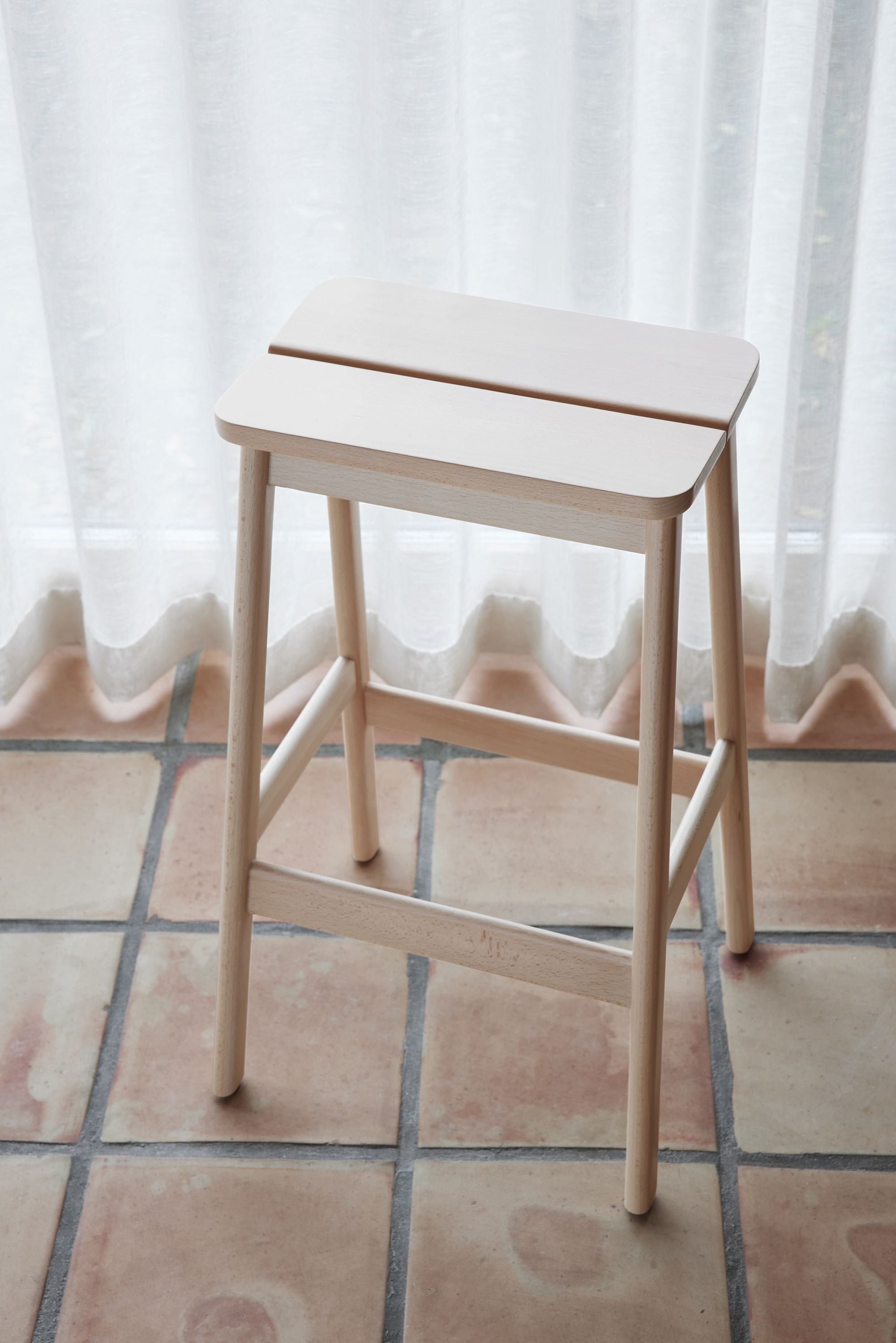 Form & Refine Úhel standardní stoličky 65 cm. Buk