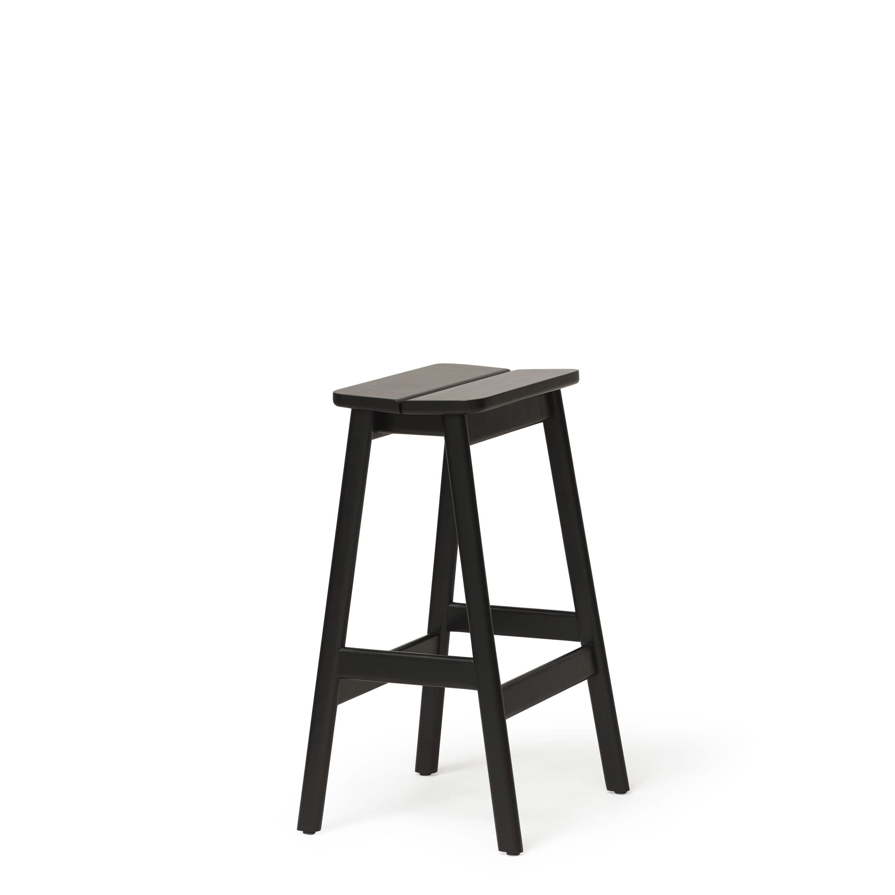 Form & Refine Úhel standardní stoličky 65 cm. Černý obarvený buk