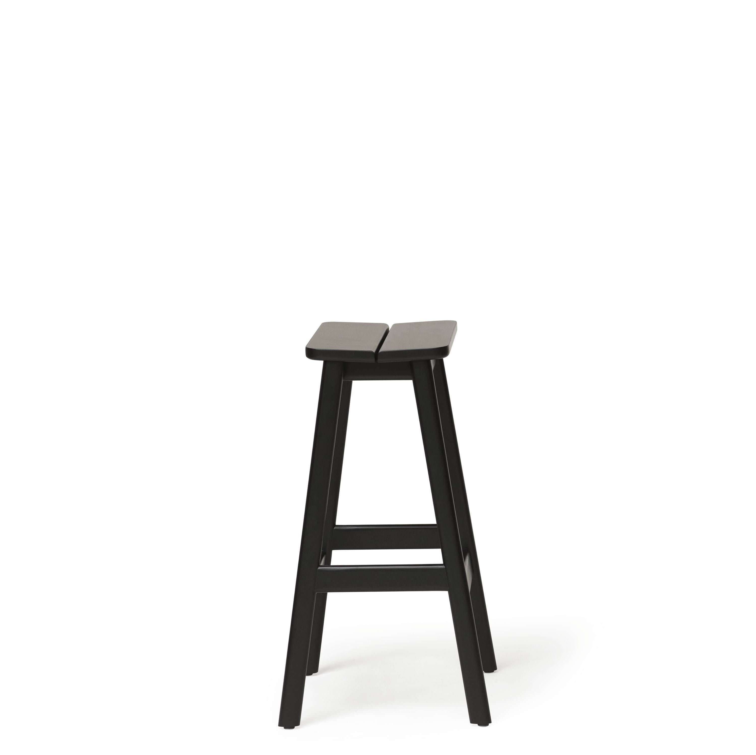 Form & Refine Úhel standardní stoličky 65 cm. Černý obarvený buk
