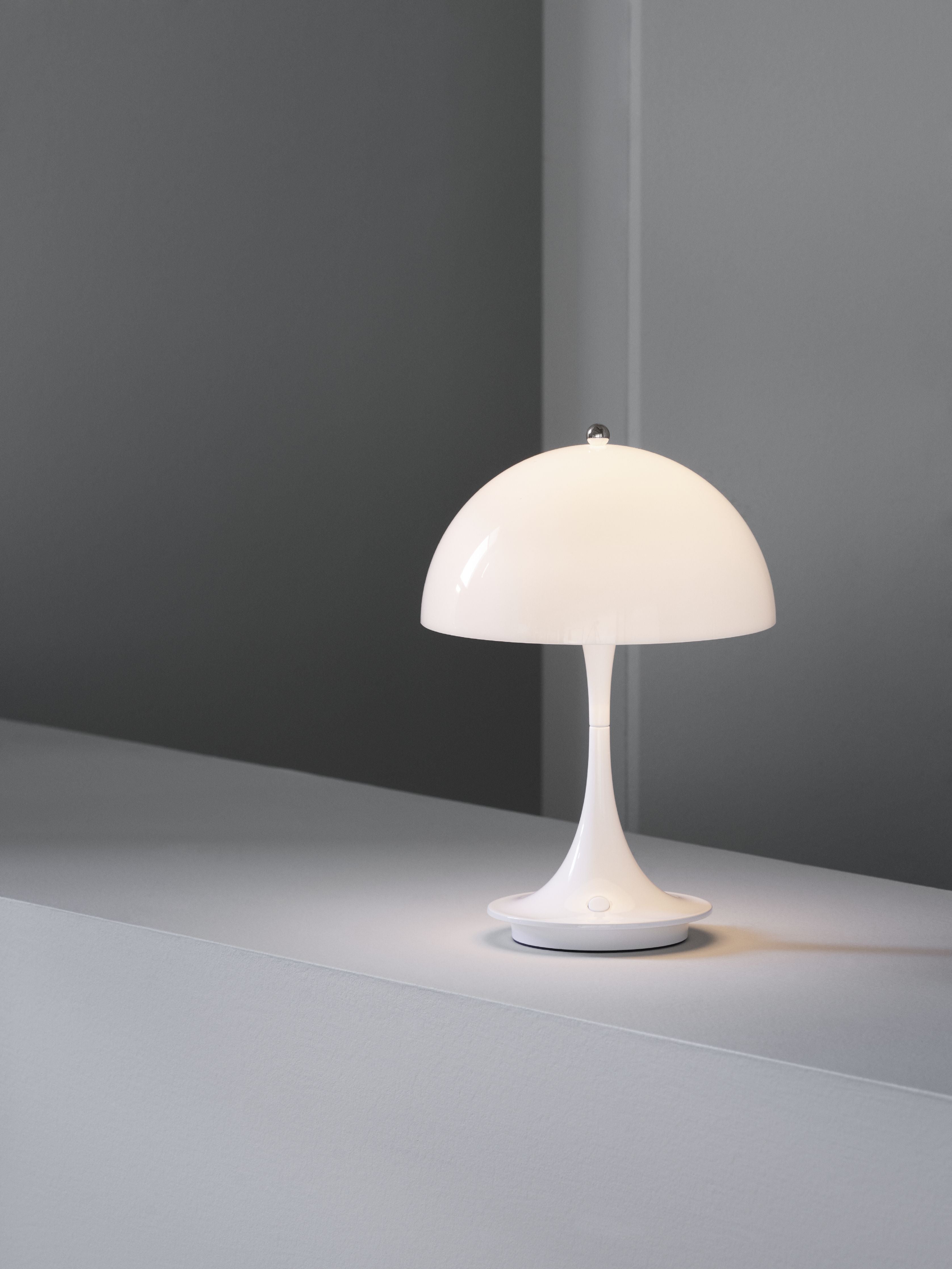 Louis Poulsen Panthella 160 Přenosná stolní lampa V2 LED 27 K, akrylový opál bílý
