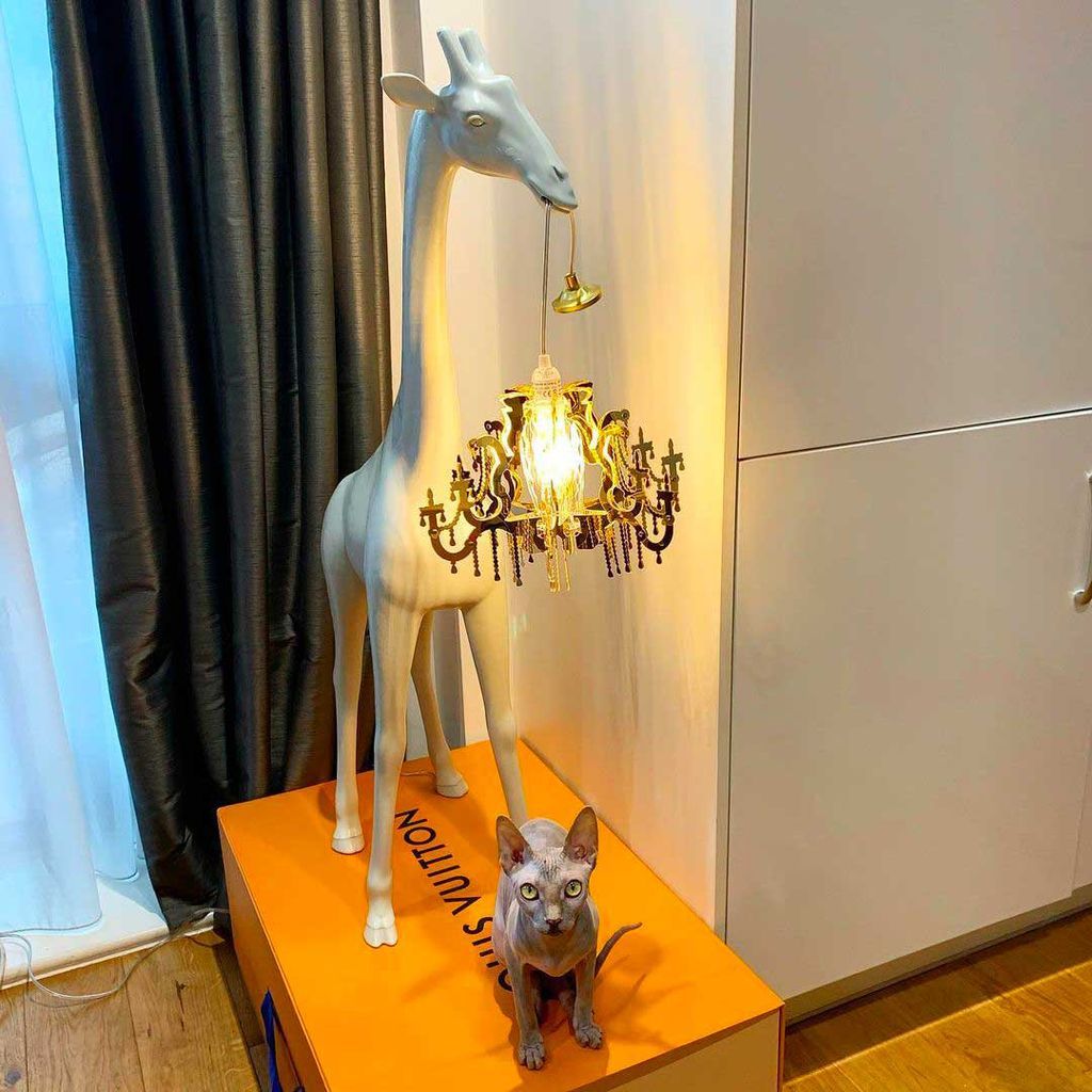 Qeeboo žirafa v lásce podlahová lampa xs h 1m, studený písek