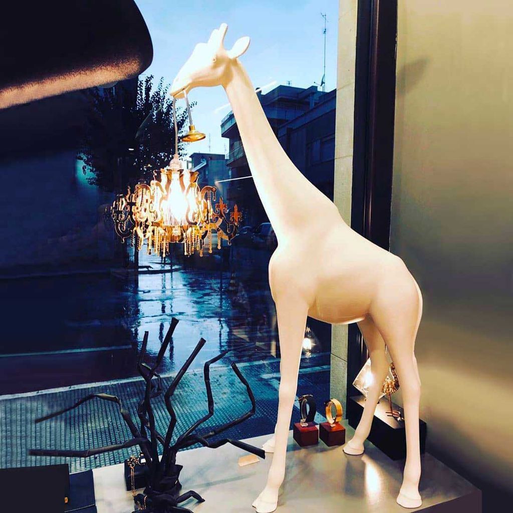 Qeeboo žirafa v lásce podlahová lampa xs h 1m, bílá