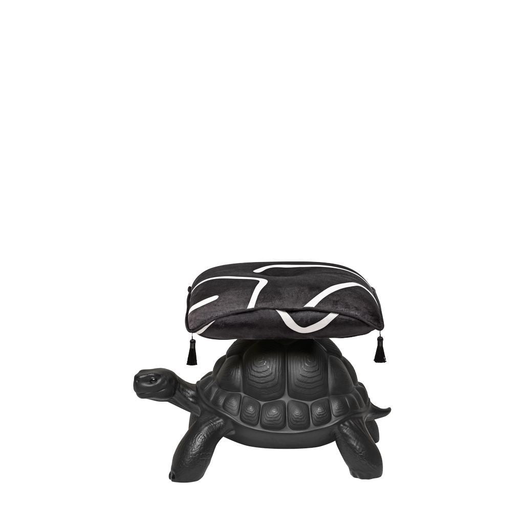 Želva qeeboo nosí obláček, černá