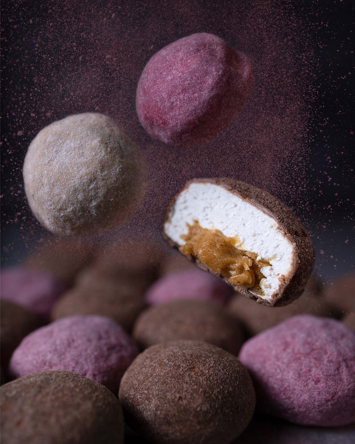 The Mallows Marshmallows s karamelovou náplní a čokoládovou čokoládou, 18G