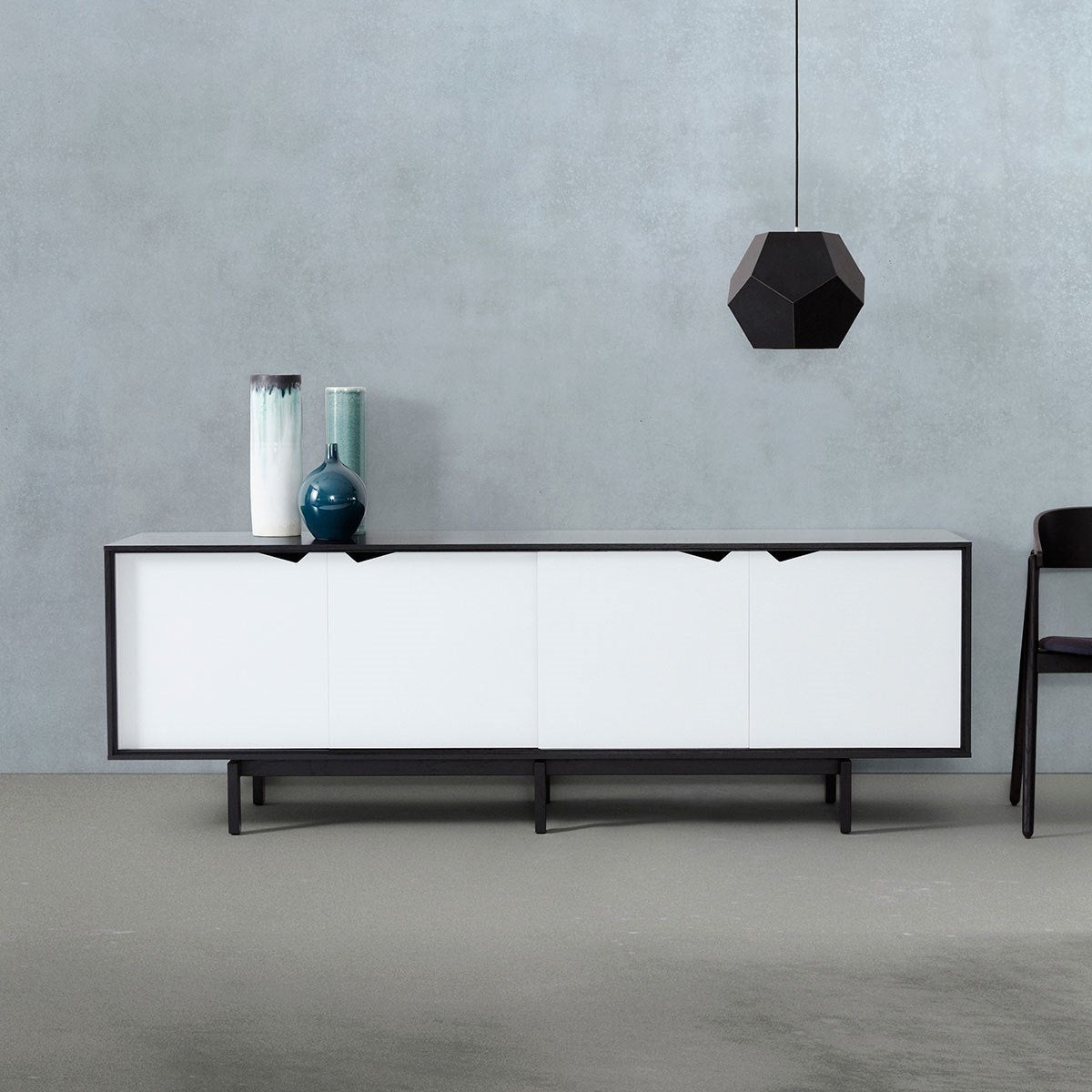 Andersen Furniture S1 příborník černé, bílé zásuvky, 200 cm