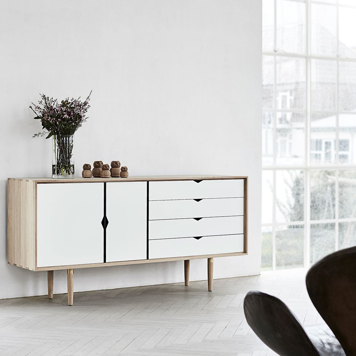 Andersen Furniture S6 Sideboard mýdlový dub, bílá fronta