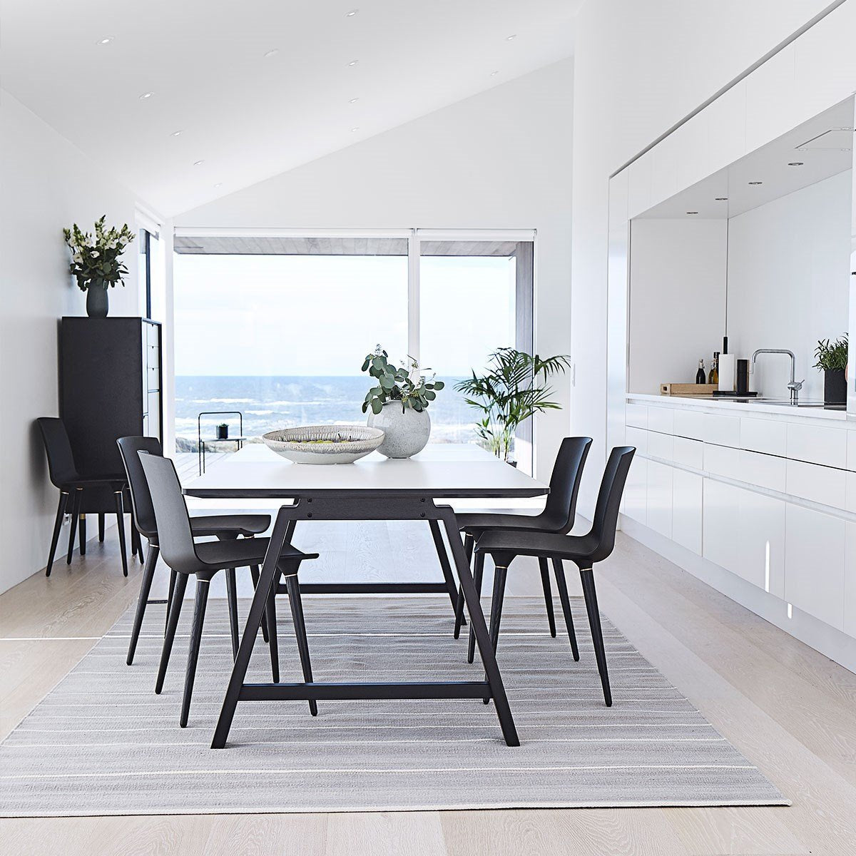 Andersen Furniture T1 Rozšiřitelný stůl, bílý laminát, černý rám, 160 cm