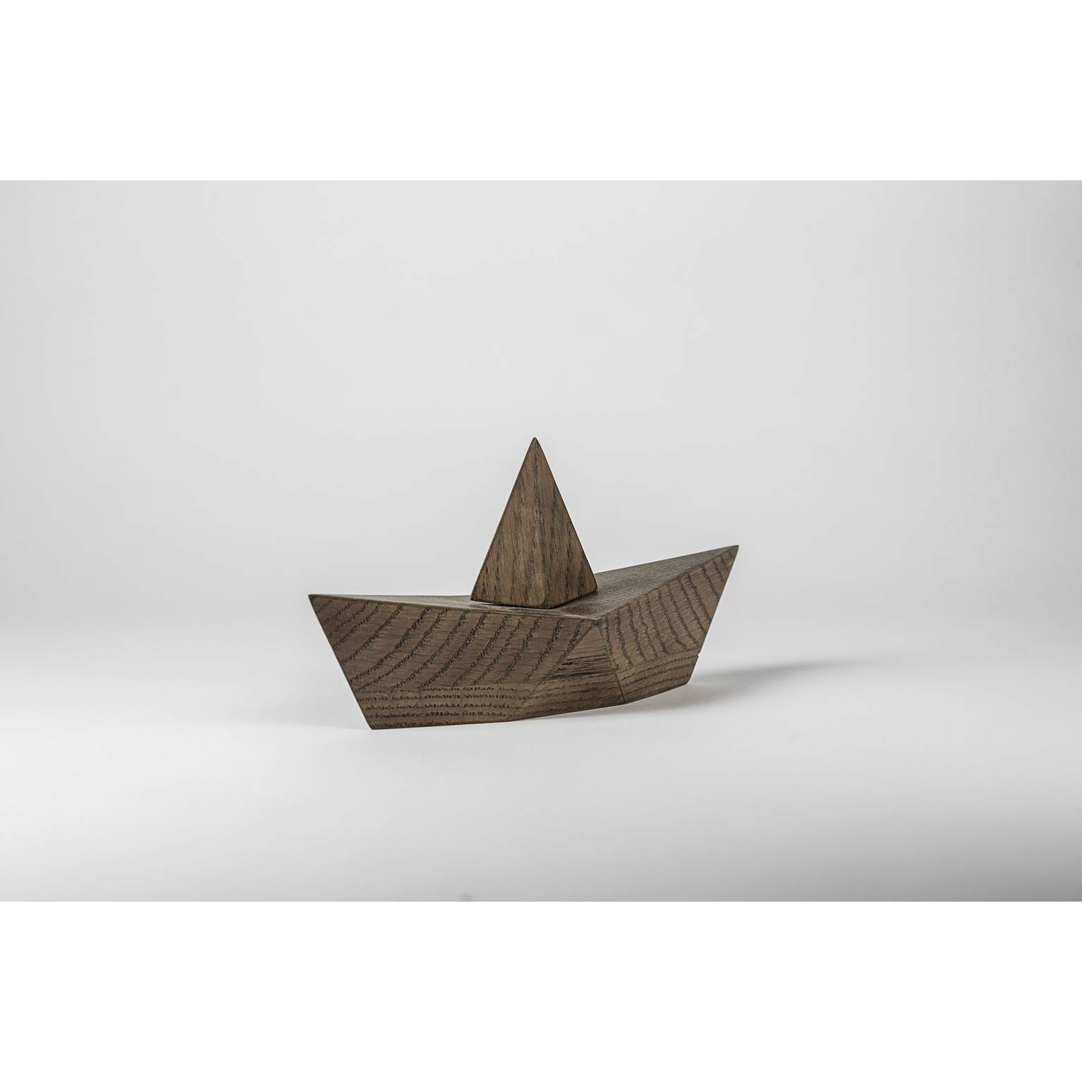 Boyhood Admirál Paper Boat Dekorativní postava velká, uzený dub