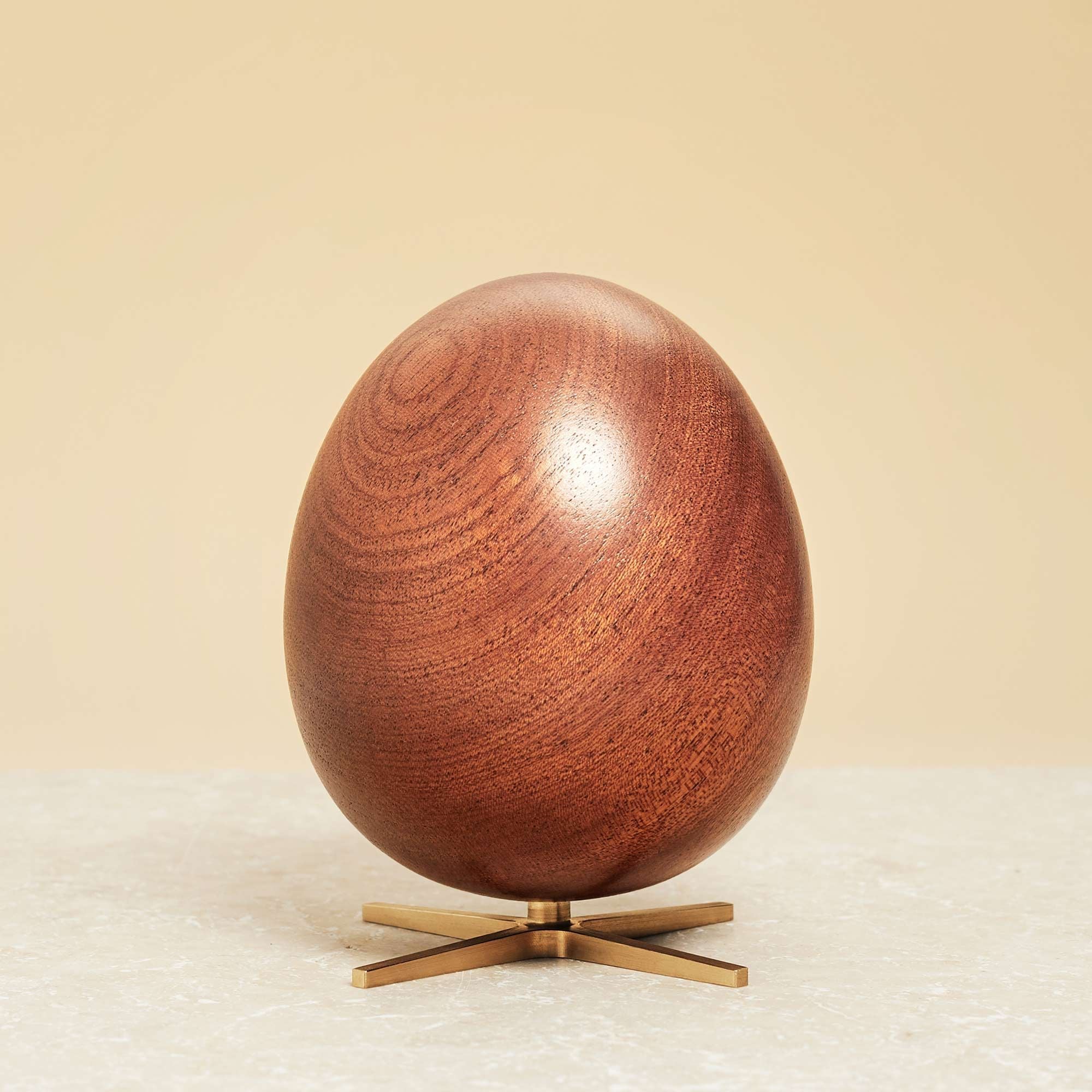 Brainchild vajíčka dřevěná postava mahagonu, mosazná základna