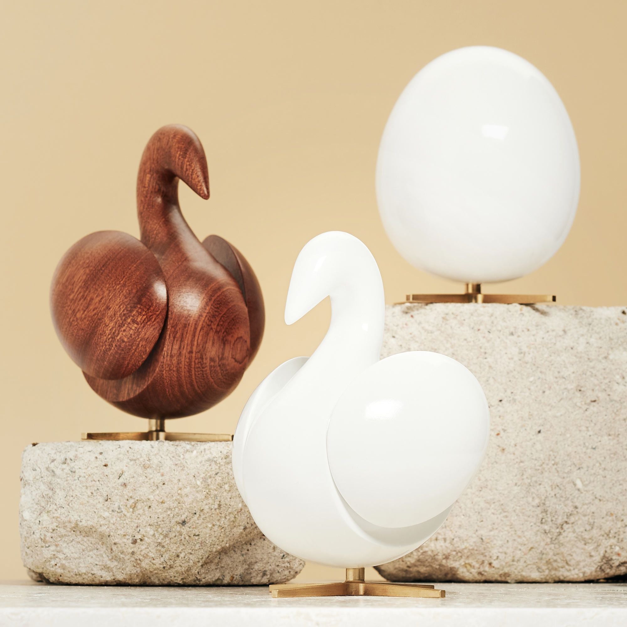 Brainchild vajíčka dřevěná postava Mahagonová bílá, mosazná základna