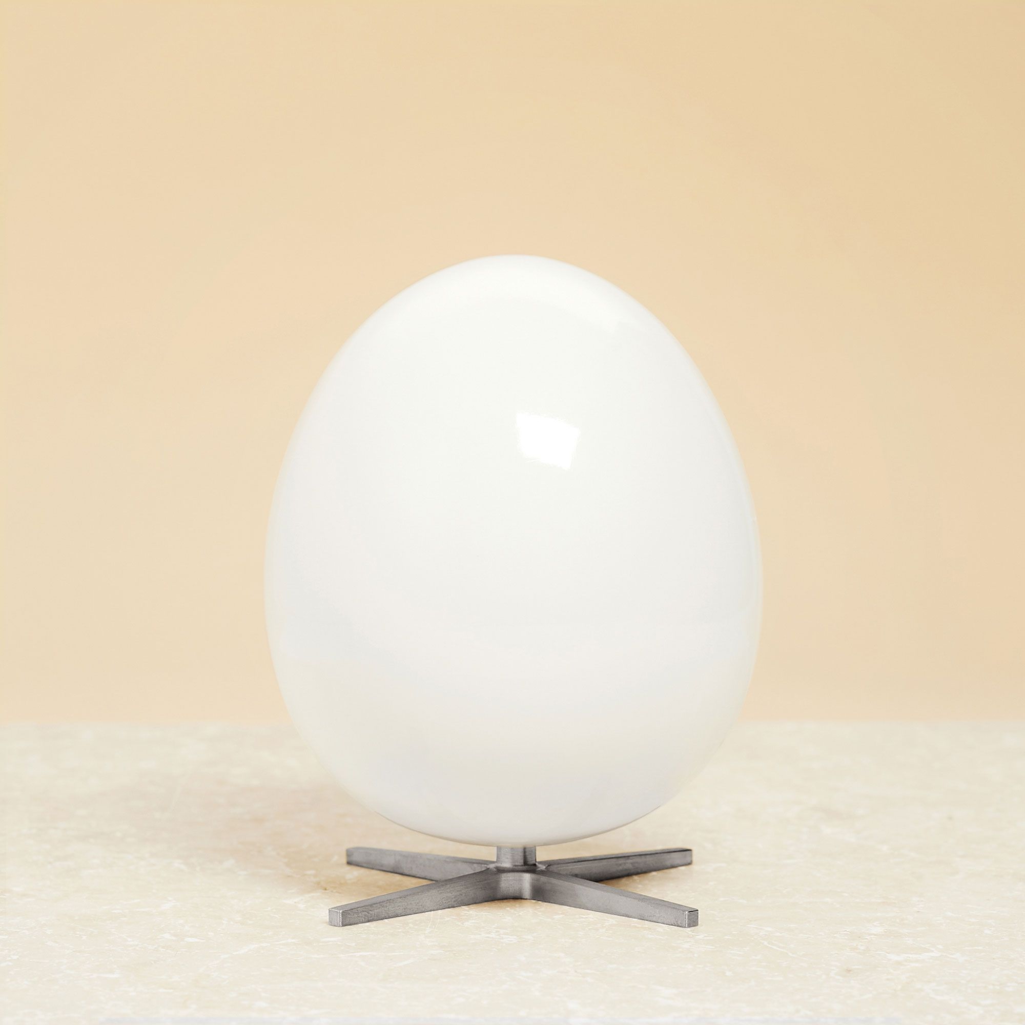 Brainchild vajíčka dřevěná postava Mahagonová bílá, ocelová základna