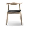 Karla Hansen CH20 loketní židle, mýdlový dub, černá kůže
