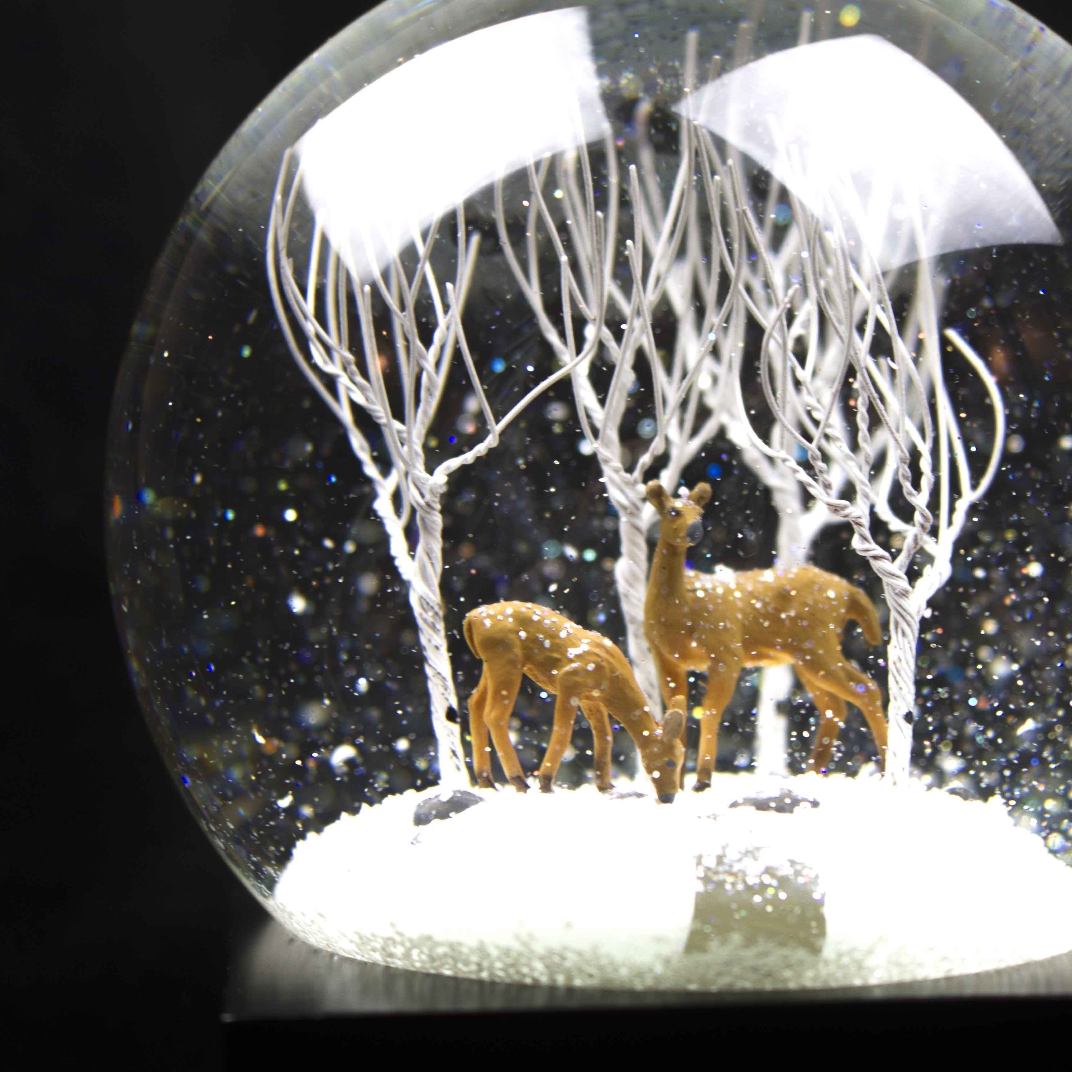 Cool Snow Globes Deer ve dřevě