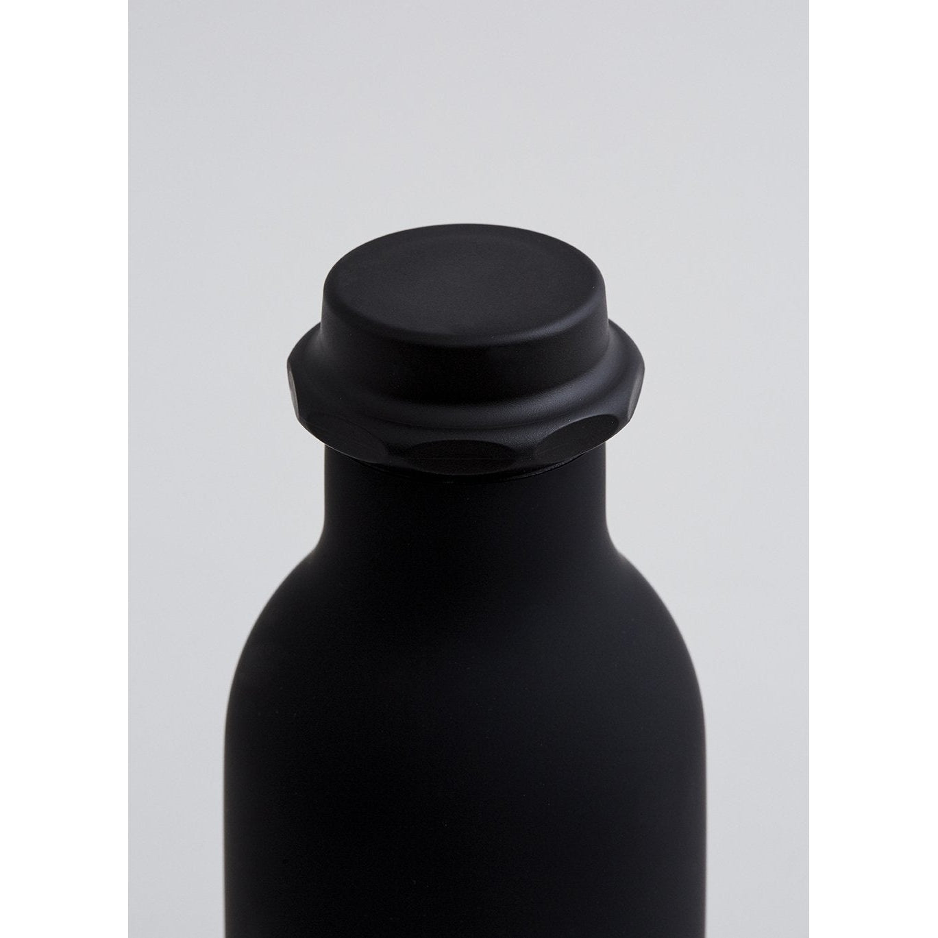 Design dopisy na láhev s vodou, černá