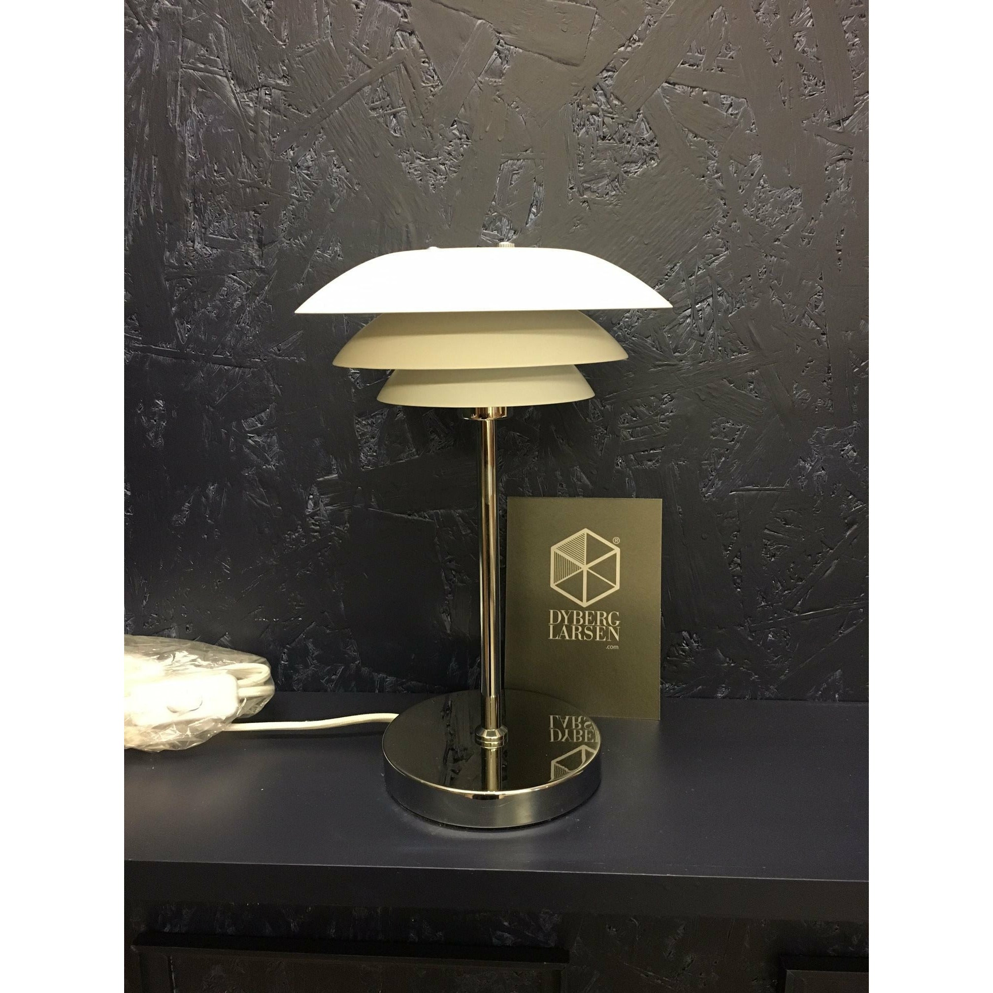 Dyberg Larsen stolní lampa DL20, opálové sklo