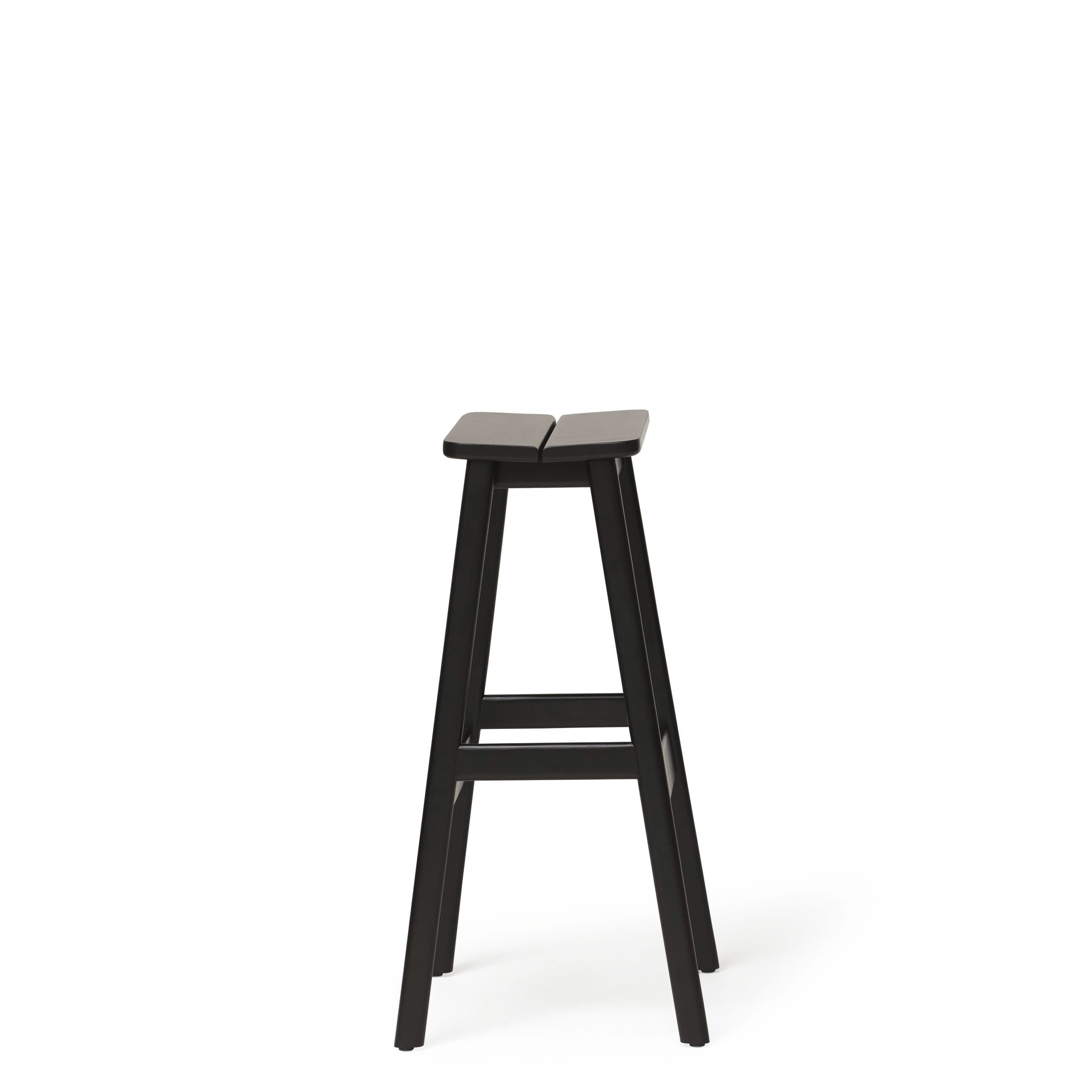 Form & Refine Úhel standardní stolice 75 cm. Černý obarvený buk