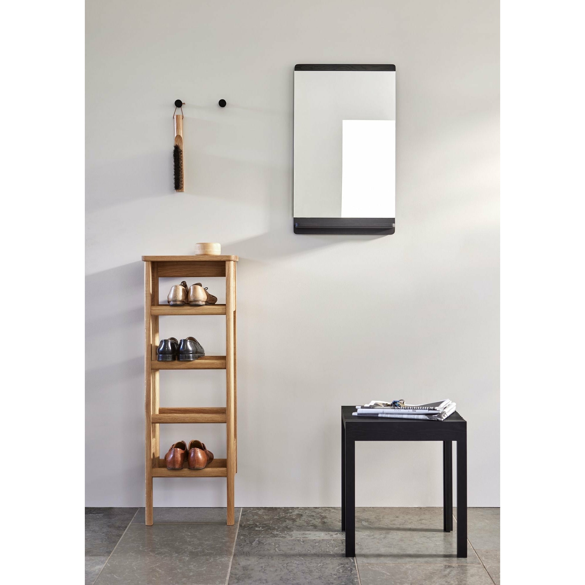 Form & Refine Rim Wall Mirror. Černý obarvený dub