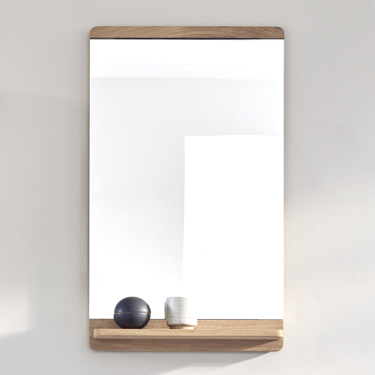 Form & Refine Rim Wall Mirror. Bílý dub