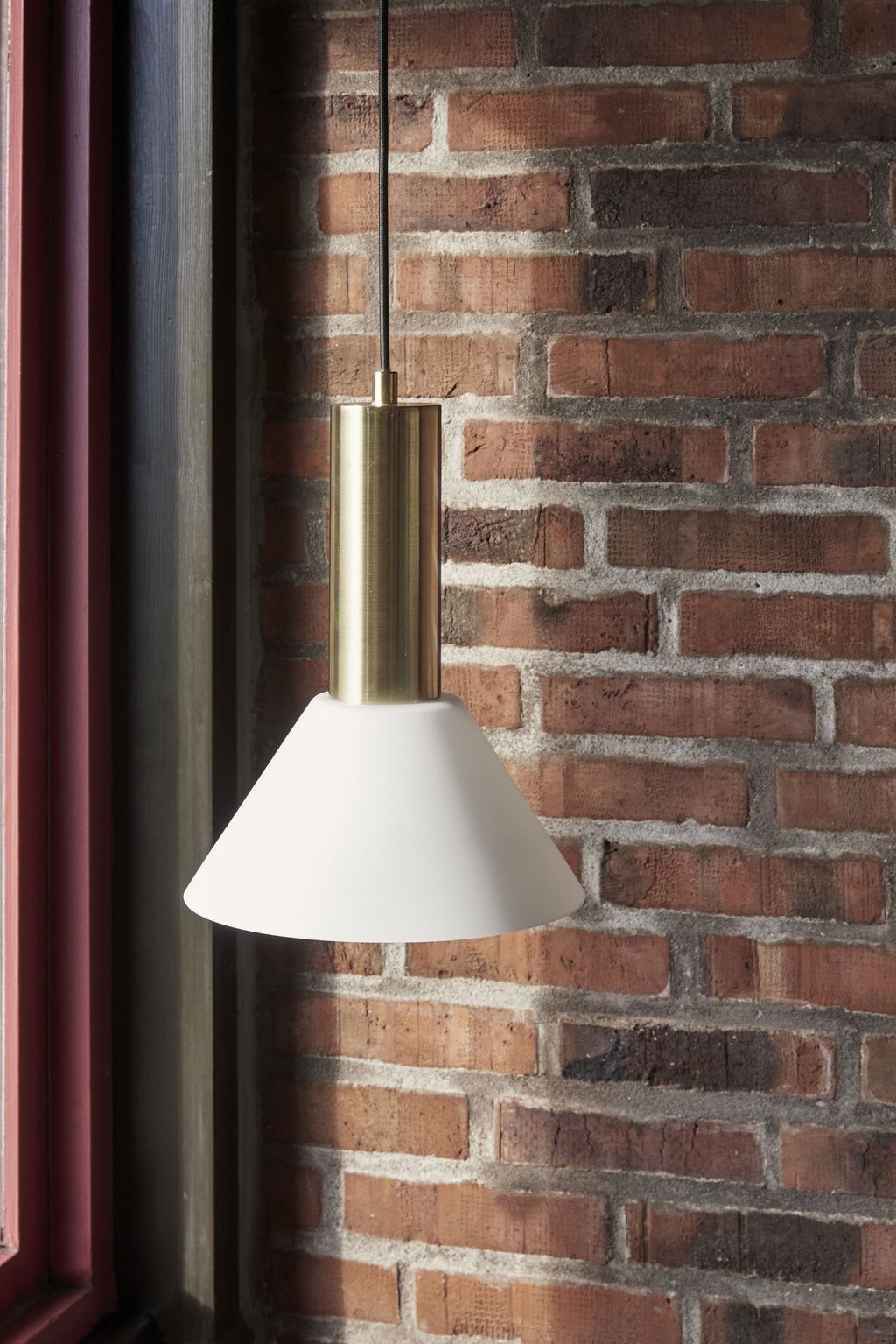 Hübsch kontrastní přívěsek /stropní lampa, mosaz
