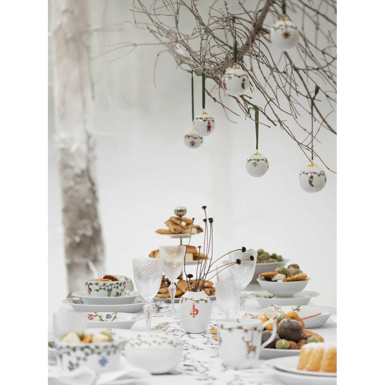 Kähler Hammershøi Christmas Ball, bílá s dekorací