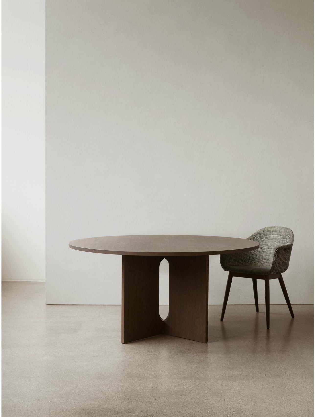 Audo Copenhagen Androgyne jídelní stůl tmavě zbarvený dub/tmavý dub, Ø120 cm