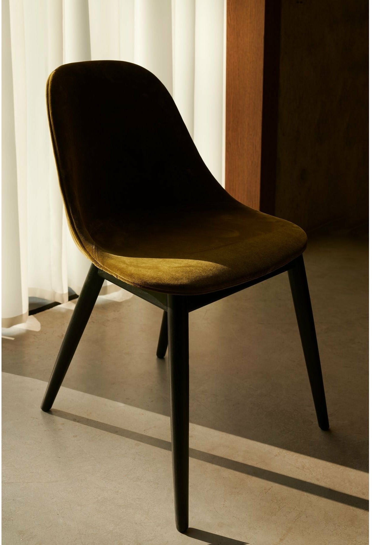 Audo Copenhagen Přístavní čalouněná jídelní židle Natural Oak, Bouclé 02