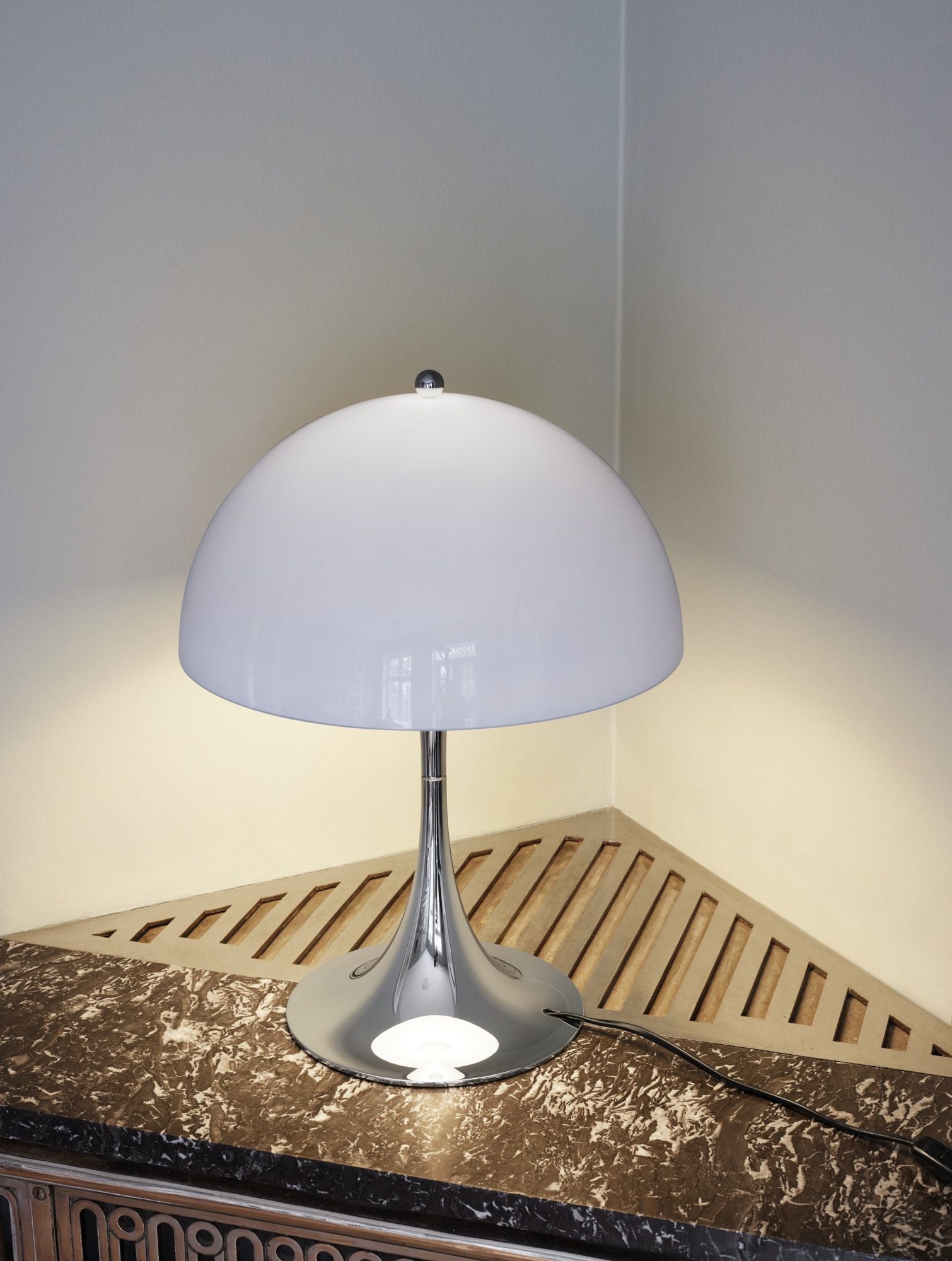 Louis Poulsen Panthella 320 stolní lampa E14, Gray Opal Acryl